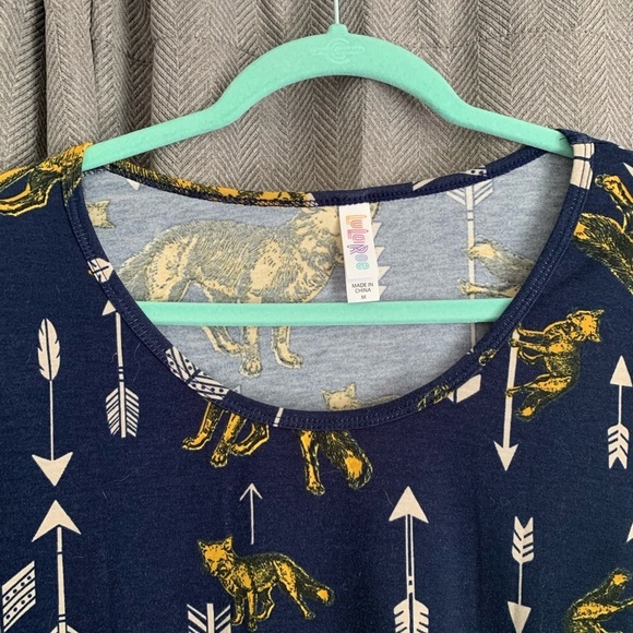 LuLaRoe Classic T Size Medium Wolves Arrows Rare Print - Picture 4 of 7